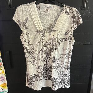 Love Amour Black and White Floral V-Neck Tee